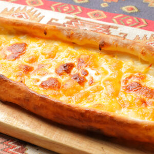 ボート型モッツァレラガーリックピザ